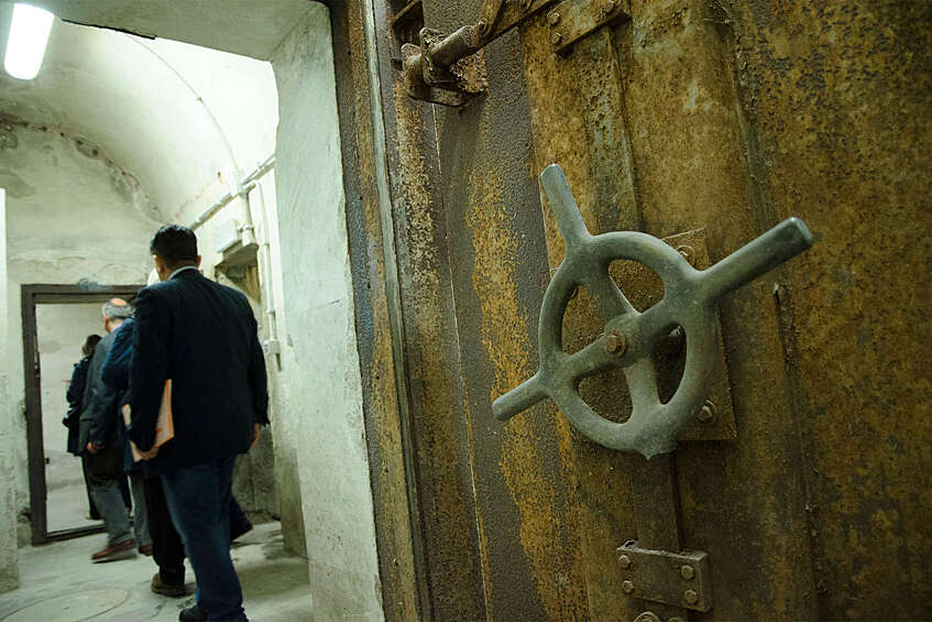 Дверь в бомбоубежище под туринской ратушей. На фото городская комиссия оценивает надежность бункера