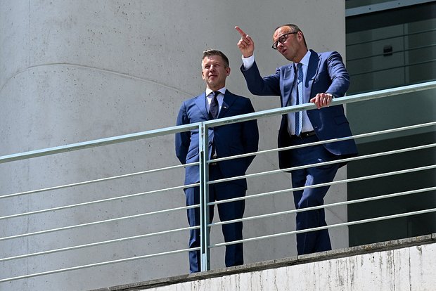 В Европе раскрыли подробности неловкого разговора Мерца и мадьяр об Украине