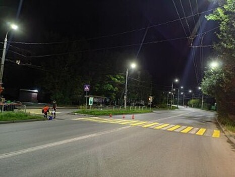 В Калуге по ночам у школ обновляют разметку