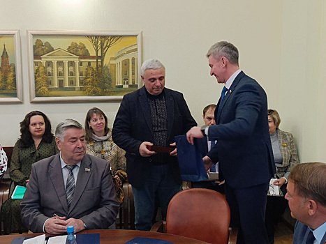 Курганские депутаты поздравили бывшего главврача Сепиашвили с юбилеем