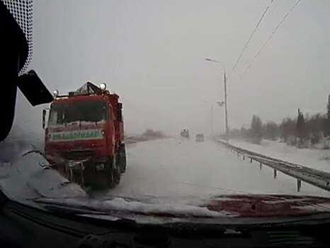 Снегоуборочная машина на встречке столкнулась с автомобилем: видео