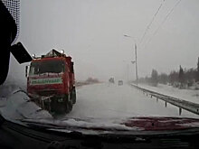 Снегоуборочная машина на встречке столкнулась с автомобилем: видео