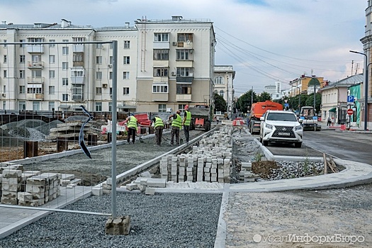 На улице в центре Екатеринбурга взялись перекладывать свежую плитку