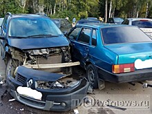 В Твери пьяный водитель протаранил три припаркованные машины