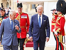 Видео визита президента Байдена в Лондон стало вирусным в интернете