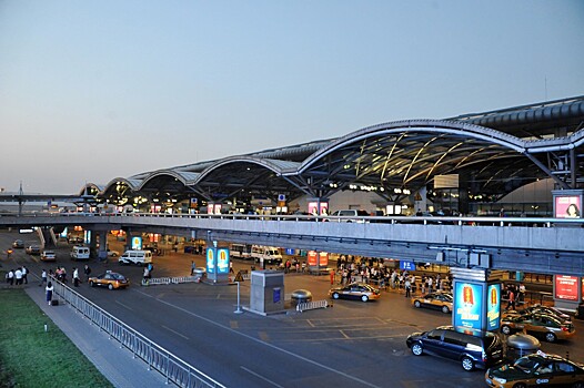 В аэропорту Пекина отменили почти сто рейсов