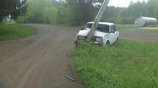 В Белой Холунице водитель ВАЗ-2105 врезался в столб: мужчина был пьян и не имел прав