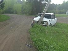 В Белой Холунице водитель ВАЗ-2105 врезался в столб: мужчина был пьян и не имел прав