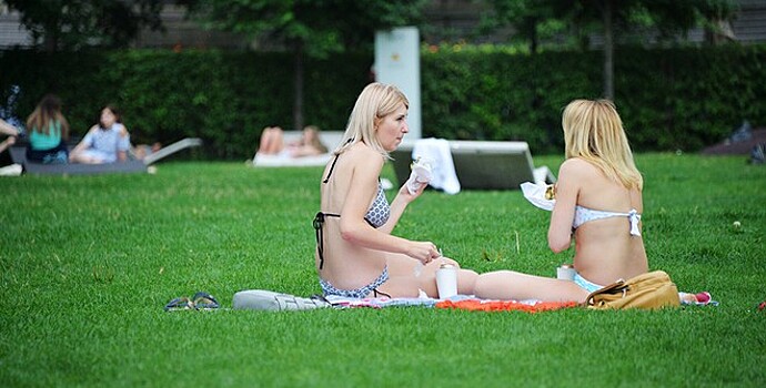 Онколог Минздрава назвал способы защиты от меланомы