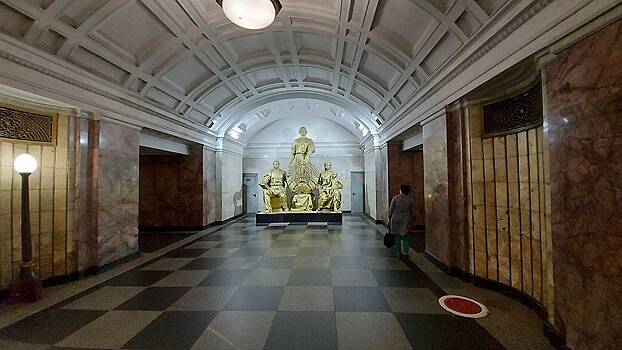 Очевидцы помогли задержать отобравшего у девушки телефон за 118 тыс. руб. в центре Москвы