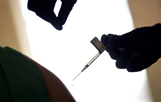 Китай призвал приостановить вакцинацию пожилых людей препаратом Pfizer