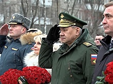 Шойгу в День спасателя почтил память и возложил цветы к монументу сотрудникам МЧС в Москве
