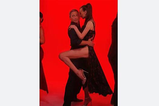 Екатерина Варнава станцевала перед камерой в платье с экстремальным разрезом