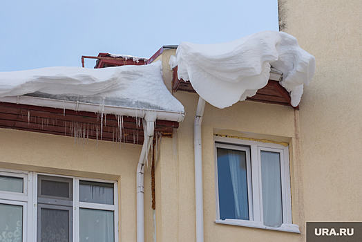 Пенсионеры из поселка в ХМАО боятся обвала снега с крыши