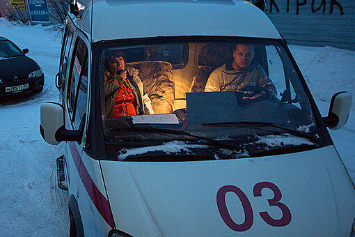 Сотрудники бригады скорой помощи во время выезда к пациенту в Омске, февраль 2017 года