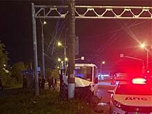 В Центральном районе Тольятти маршрутка врезалась в столб, есть пострадавшие