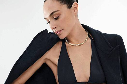 Галь Гадот показала грудь в крошечном бюстгальтере для журнала