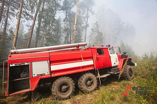 В Екатеринбурге сильный смог: горят поля на «уральской Рублевке»