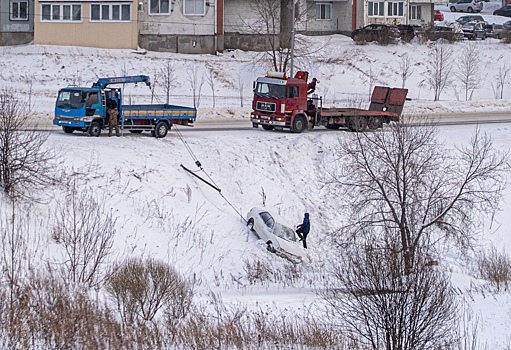 Два автомобиля улетели в кювет в Кузбассе