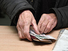 Пожилая российская пара полгода получала пенсию билетами «банка приколов»
