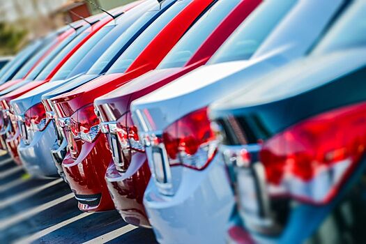 Импорт легковых авто в РФ сократился на треть