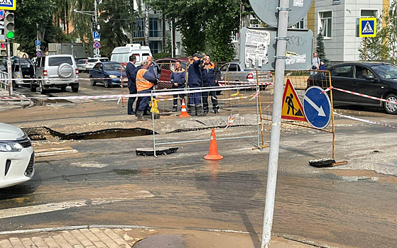 Место прорыва водопровода на улице Горького в Рязани огородили