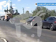 Туристы на автомобилях начали покидать Новофедоровку из-за взрывов
