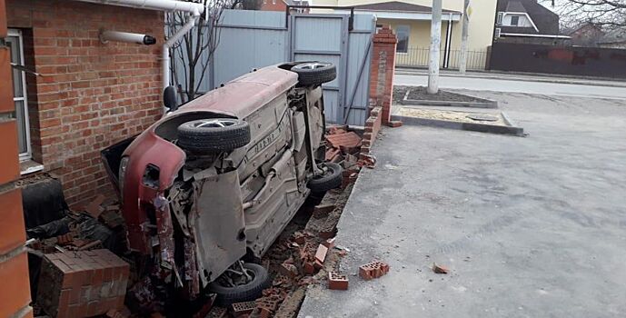 В Каменске-Шахтинском автомобиль влетел в каменный забор