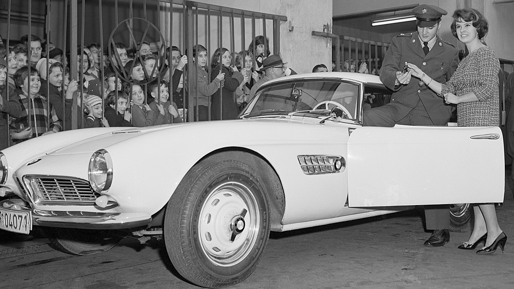 Культовым автомобилем стал и родстер BMW 507, который рядовой первого класса Элвис Пресли купил во время армейской службы в Германии. Американцу досталась машина от известного немецкого гонщика Ханса Штука, а потом уже и новый владелец сделал спорткар объектом охоты коллекционеров.