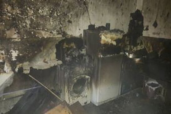 В Ангарске спасателям пришлось вызволять жильцов горящего дома через окно