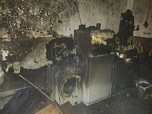 В Ангарске спасателям пришлось вызволять жильцов горящего дома через окно
