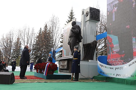 В Уфе открыли памятник первому президенту Башкортостана Муртазе Рахимову