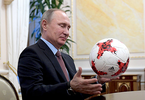 Путин пожонглировал мячом