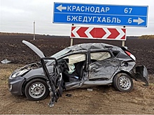 На трассе под Армавиром фура врезалась в иномарку