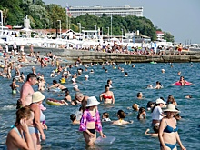 Из-за аномальной жары отдых на пляже в Сочи превратился в жестокое испытание