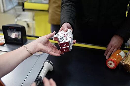 Красноярские депутаты раздают мобилизованным сигареты