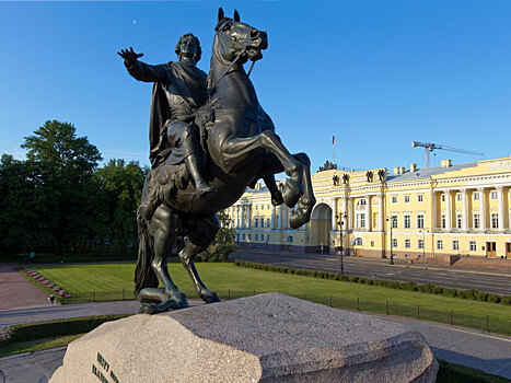 Почему античные статуи в Петербурге едва прикрыты простынями, а Медный всадник скачет на коне в сланцах