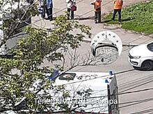 На пр. Кирова огромный тополь упал на дорогу, парализовав движение