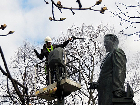 Сезон ухода за скульптурами в Петербурге начали с реставрации памятника маршалу Жукову