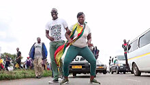 Депутаты Зимбабве отметили уход Мугабе танцами в парламенте: видео