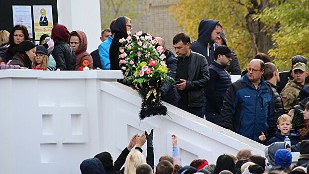 Цветы на могилу убитой в Саратове девочки везли "газелью"