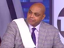 Ведущие «NBA on TNT» провели передачу с полотенцами на плечах в память о Джоне Томпсоне