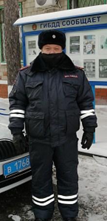В полицию Оренбургской области обратились местные жители с просьбой выразить благодарность полицейскому, оказавшему помощь в сложной ситуации, возникшей на дороге