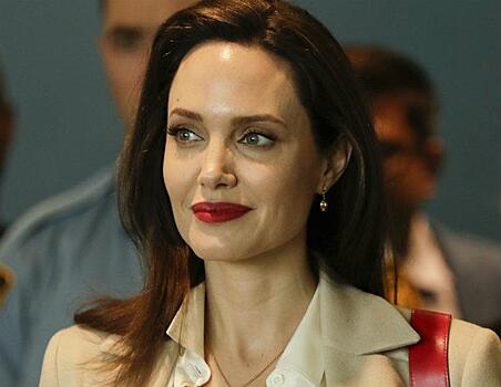 Папарацци засняли Джоли на прогулке с крестной мамой в Париже