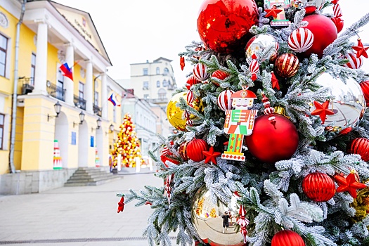 Территорию перед МГПУ украсили по мотивам "Щелкунчика"