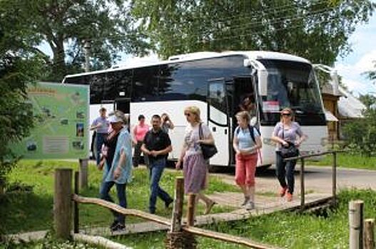 «Дорог туда нет». Водители отказываются везти туристов в Ярославский регион