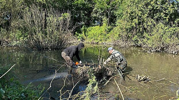 Представители Русской общины очистили русло реки Содемы в Вологде
