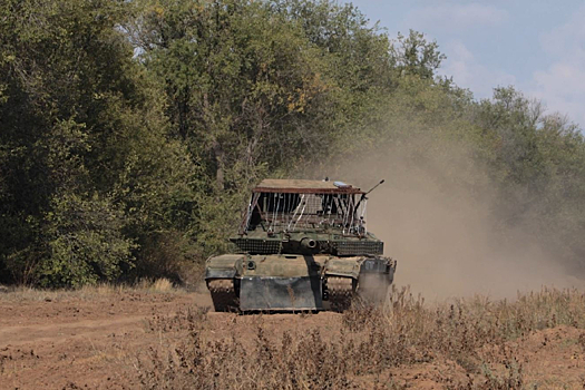 Экипажи танков Т-90М "Прорыв" ВДВ с закрытой огневой позиции уничтожили пункт временной дислокации ВСУ на правом берегу Днепра в Херсонской области