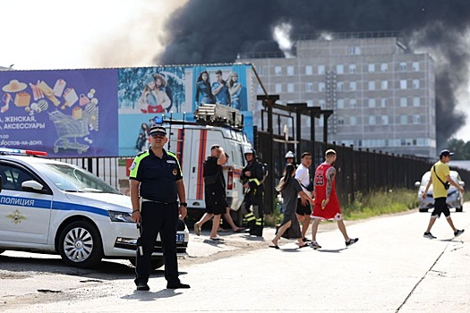 В Ростове площадь пожара на складе превысила девять тысяч квадратных метров
