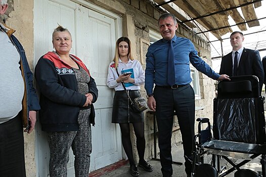 Бибилов подарил инвалидное кресло жителю села Орчосан